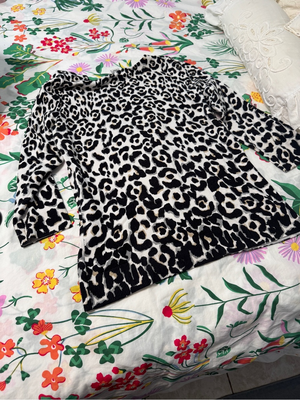 White House Black Market Black and White Leopard-Print V-Neck Cardigan - Picture 9 of 9